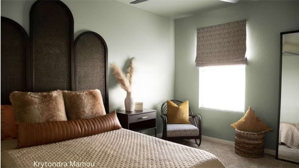 Designers Say You Should Never Ditch a Headboard