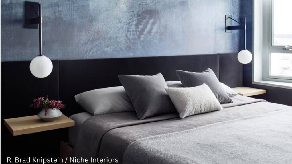 Designers Say You Should Never Ditch a Headboard