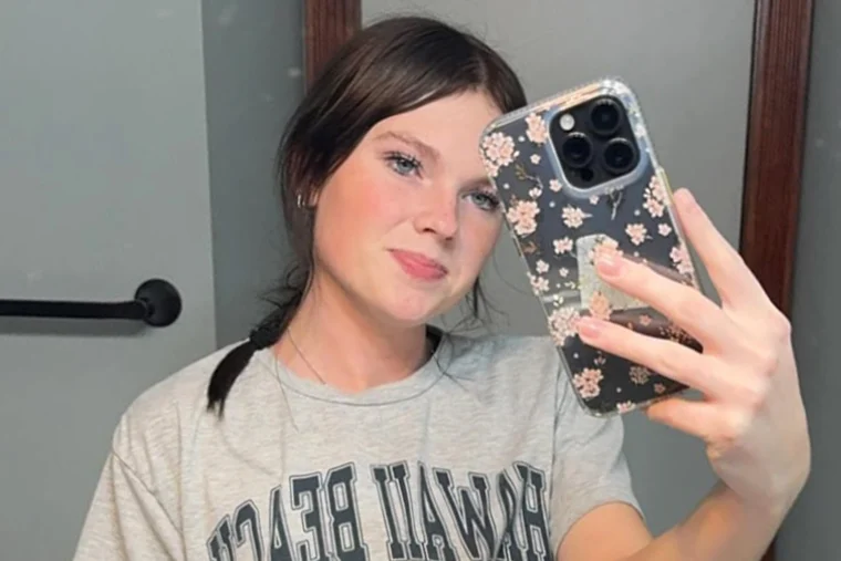 Mirror selfie with phone, grey t-shirt – younger/relaxed look